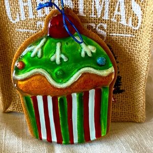 Cupcake ornament with felt backing